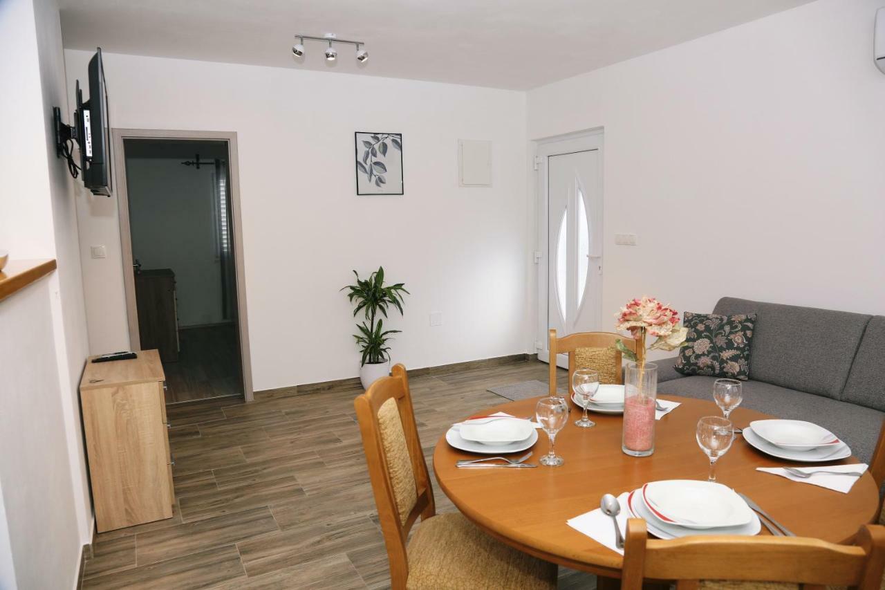 Apartments Tonia Br. 1 ซาวาลาติซา ภายนอก รูปภาพ